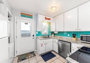 Charming Harbor House 2bd 2ba Heated Pool Beach & Ocean View Balcony