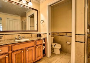Chic Disney Condo w/ Balcony & Resort Pool Access!