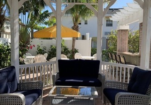 Clean & Cozy Stay - King Bed, Pool, Close to Beach