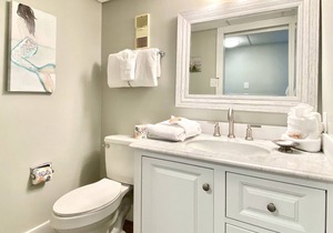 COASTAL CHARM! 1 Bed/2 Bath Condo - Breathtaking Beach & Ocean View, Sleeps 4