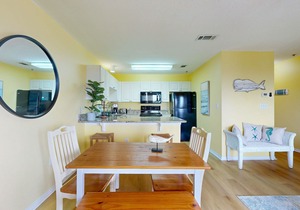 Coastal condo with free WiFi, on-site pool & hot tub - close to the Gulf sands