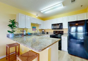 Coastal condo with free WiFi, on-site pool & hot tub - close to the Gulf sands
