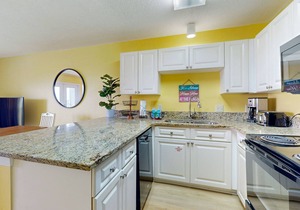 Coastal condo with free WiFi, on-site pool & hot tub - close to the Gulf sands