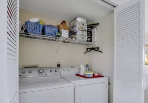 Colorful island-style condo w/ heated pool, hot tub & brief walk to beach