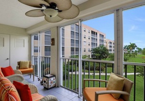 Colorful island-style condo w/ heated pool, hot tub & brief walk to beach