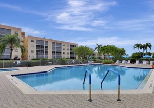 Colorful island-style condo w/ heated pool, hot tub & brief walk to beach