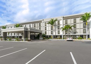 Comfort Inn & Suites Clearwater - St Petersburg Carillon Park