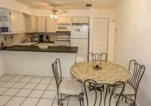 Comfortable coastal home, walk to beach + town