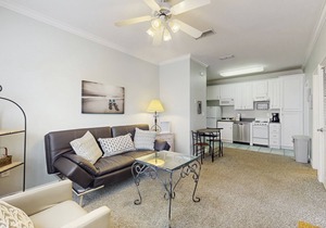 Comfortable condo w/two shared pools & direct beach access