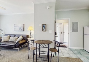 Comfortable condo w/two shared pools & direct beach access