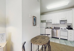 Comfortable condo w/two shared pools & direct beach access