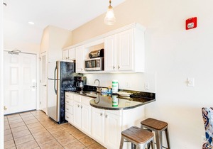 Comfortable studio w/shared outdoor pool, hot tub, BBQ area, and pool views