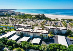 Condo# 107 Two minutes walk to the Beach!