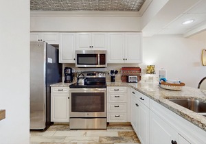 Condo with pickleball - steps from the Gulf & quick walk to dining & shops