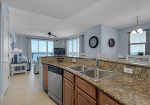 CORNER UNIT WITH AMAZING VIEWS AND FREE BEACH SERVICE!