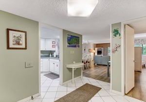 Cozy 2 bed/2 bath, Steps to The Beach, 2021 Beachwood