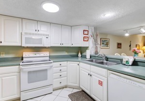 Cozy 2 bed/2 bath, Steps to The Beach, 2021 Beachwood