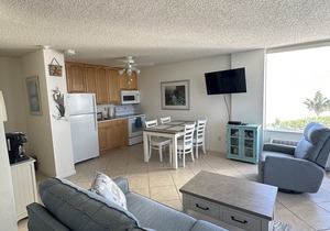 Cozy Beach Condo w/heated pool. Amazing 24/7 views & newly renourished beach.