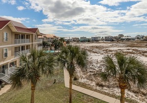 Cozy coastal condo w/ a furnished balcony, shared pool, & easy beach access