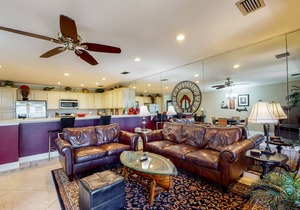 Cozy condo w/a sunroom plus a shared pool & tennis - minutes from the beach
