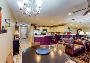 Cozy condo w/a sunroom plus a shared pool & tennis - minutes from the beach
