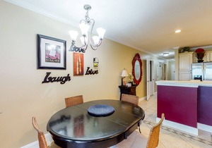 Cozy condo w/a sunroom plus a shared pool & tennis - minutes from the beach