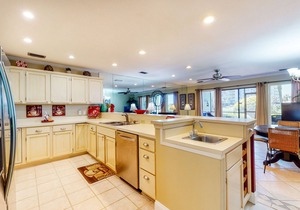 Cozy condo w/a sunroom plus a shared pool & tennis - minutes from the beach