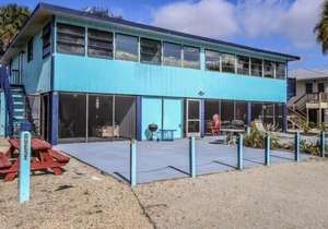 Cozy home in great location, close to beach + town