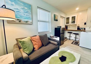 Cute & modern studio apartment in prime location in downtown Lake Worth Beach!