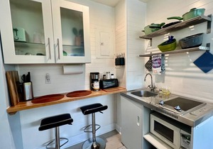 Cute & modern studio apartment in prime location in downtown Lake Worth Beach!