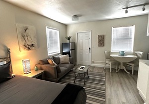 Cute & modern studio apartment in prime location in downtown Lake Worth Beach!