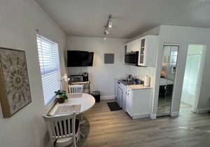 Cute & modern studio apartment in prime location in downtown Lake Worth Beach!