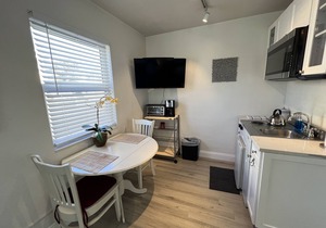 Cute & modern studio apartment in prime location in downtown Lake Worth Beach!