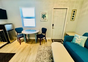 Cute & modern studio apartment with prime location in downtown Lake Worth Beach!