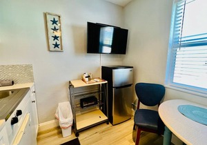 Cute & modern studio apartment with prime location in downtown Lake Worth Beach!