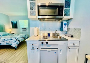 Cute & modern studio apartment with prime location in downtown Lake Worth Beach!