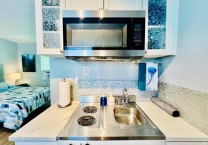 Cute & modern studio apartment with prime location in downtown Lake Worth Beach!