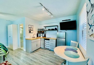Cute & modern studio apartment in prime location in downtown Lake Worth Beach!