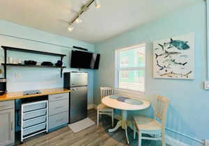 Cute & modern studio apartment in prime location in downtown Lake Worth Beach!