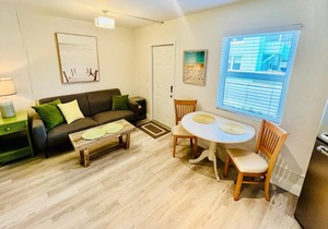 Cute & modern studio apartment in prime location in downtown Lake Worth Beach!