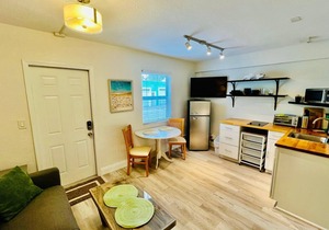 Cute & modern studio apartment in prime location in downtown Lake Worth Beach!