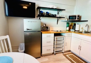 Cute & modern studio apartment in prime location in downtown Lake Worth Beach!