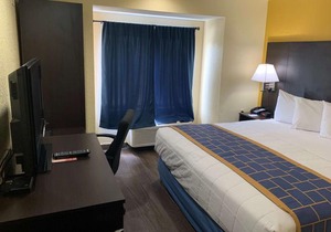 Days Inn & Suites by Wyndham Tampa / Raymond James Stadium