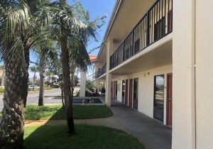 Days Inn & Suites by Wyndham Navarre Conference Center