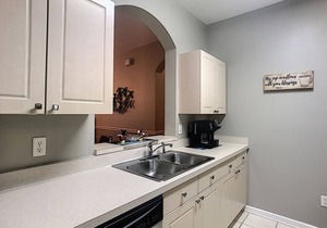 Discover magic just 10 mins away! Spacious Ground Floor Condo in Kissimmee