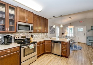 Dog Friendly - Charming Downtown Cottage - Handicap Accessible - Fast WiFi - Off Street Parking