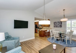 Dog Friendly - Charming Downtown Cottage - Handicap Accessible - Fast WiFi - Off Street Parking