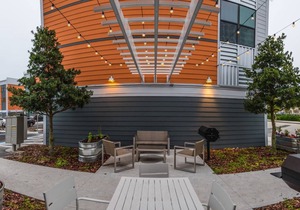 Downtown 2 Story Loft, Sleeps 6, Pet Friendly, 10' ceilings. Has stairs.