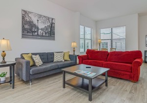 Downtown 2 Story Loft, Sleeps 6, Pet Friendly, 10' ceilings. Has stairs.