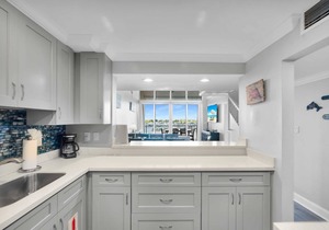 Downtown Penthouse Waterviews Pool, Dock, Parking